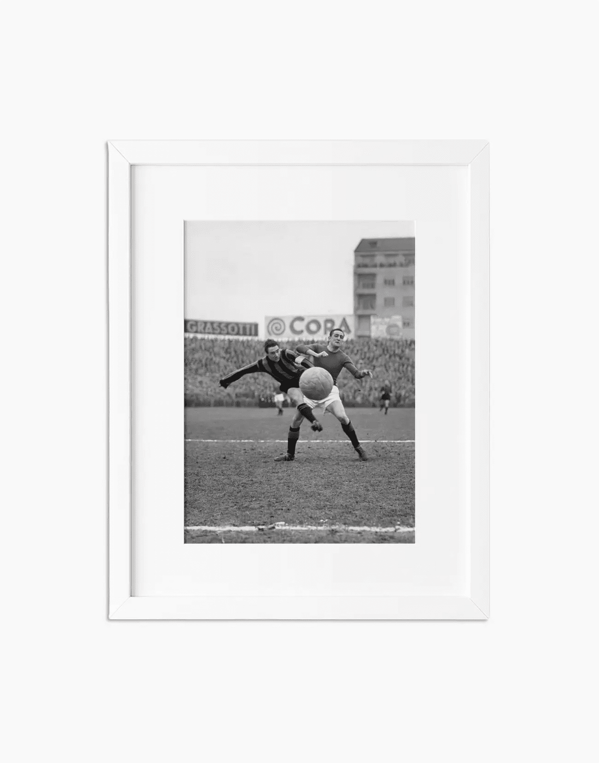 Tiro di Lorenzi, Inter-Como 1952 — stampa fine art con cornice bianca