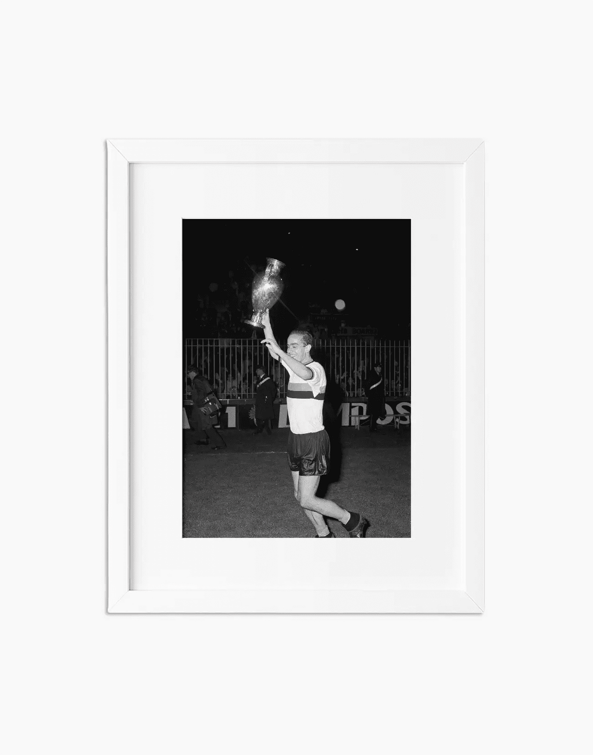 Suarez alza la Coppa Campioni, Inter 1965 — stampa fine art con cornice bianca