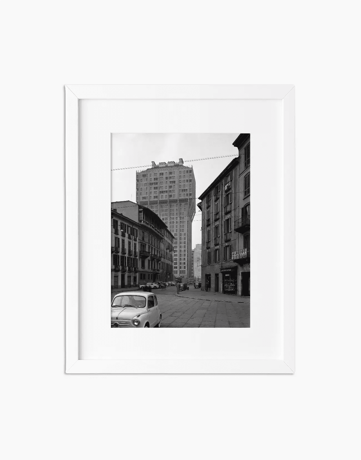 Torre Velasca, Milano 1958 — stampa fine art con cornice bianca