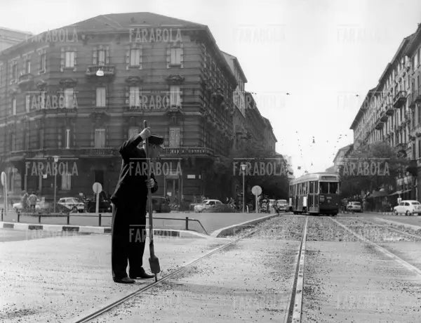 Addetto alla pulizia dei binari, Milano, 1947 - Farabola Immagine digitale