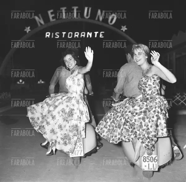 Adolescenti in Vespa, Viareggio 1956 - Farabola Immagine digitale