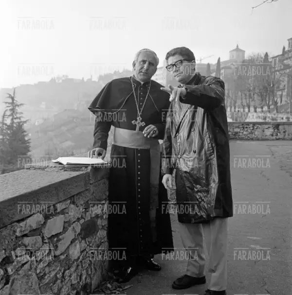 Adolfo Celi ed Ermanno Olmi sul set del film E venne un uomo, 1964