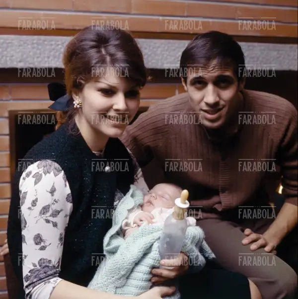 Adriano Celentano, Claudia Mori e la figlia Rosita, 1965 - Farabola Immagine digitale