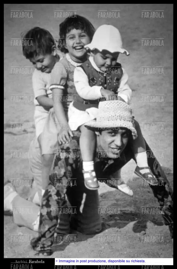 Adriano Celentano con i figli Giacomo, Rosita e Rosalinda, anni 70 - Farabola Immagine digitale