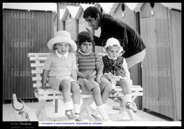 Adriano Celentano con i figli Giacomo, Rosita e Rosalinda, anni 70 - Farabola Immagine digitale