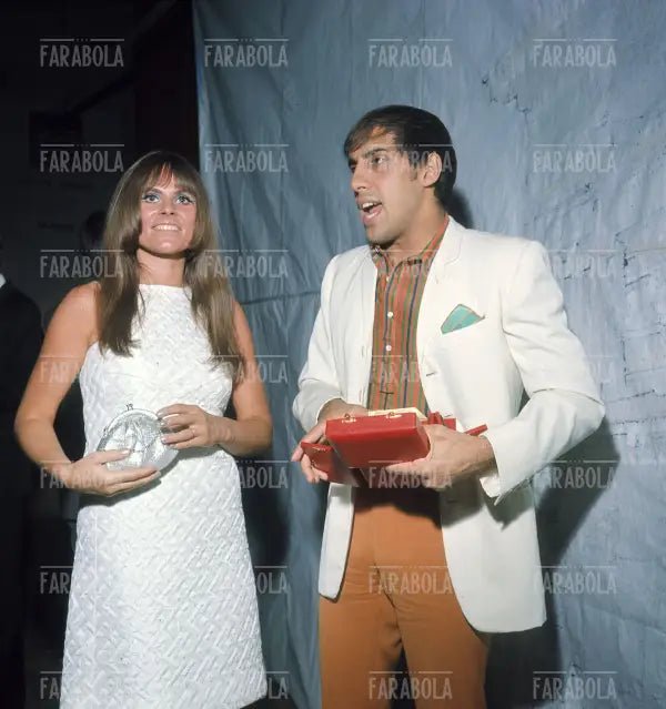 Adriano Celentano con la fidanzata Milena Cantù, anni 60 - Farabola Immagine digitale