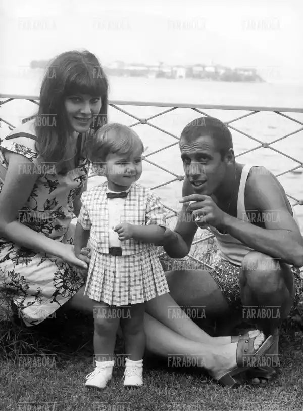 Adriano Celentano con la figlia Rosita, Stresa, 1966 - Farabola Immagine digitale