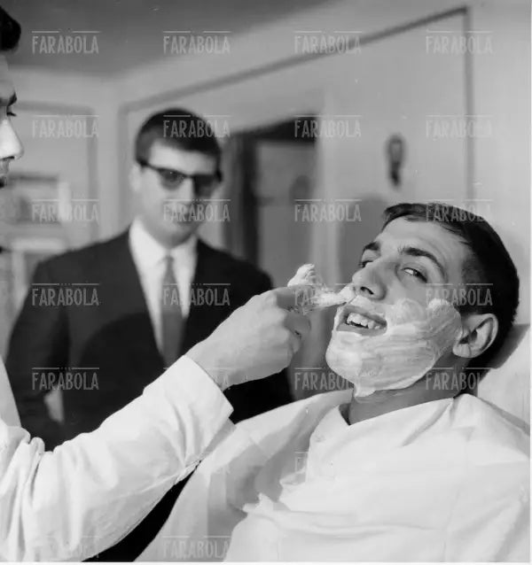 Adriano Celentano si fa la barba, anni 60 - Farabola Immagine digitale