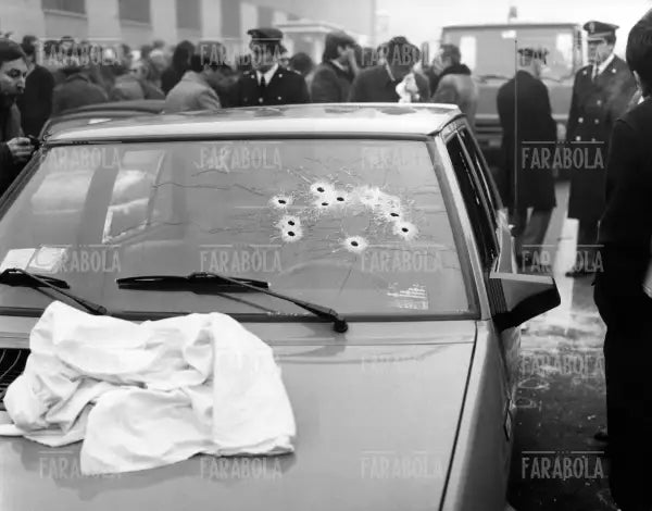 Agguato dei brigatisti ai poliziotti, l'auto crivellata di colpi, Milano, 1980 - Farabola Immagine digitale