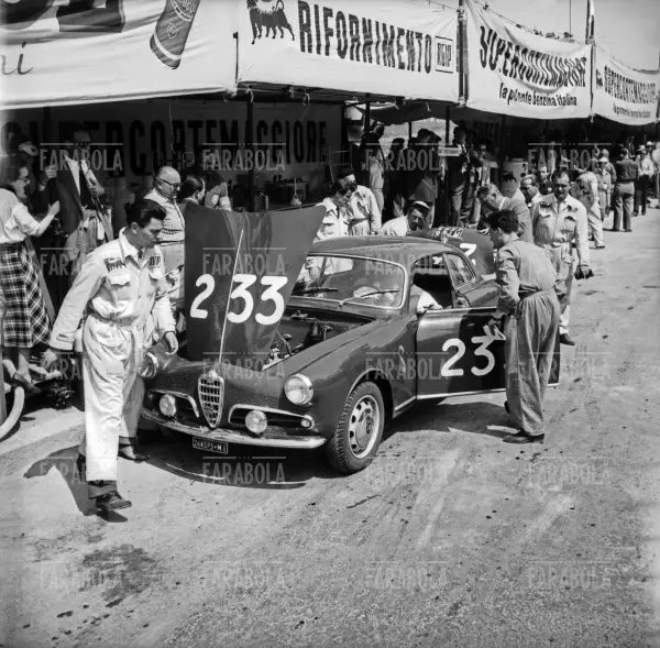 Agostino di Stefano su Alfa Romeo Giulietta Sprint, Mille Miglia, 1955 - Farabola Immagine digitale