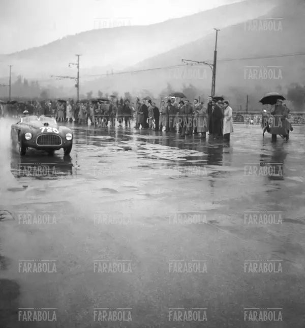 Alberto Ascari e Senesio Nicolini su Ferrari 275 S Barchetta Touring, Mille Miglia, 1950 - Farabola Immagine digitale