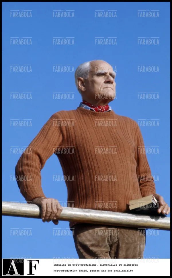 Alberto Moravia a Sabaudia, anni 70 - Farabola Immagine digitale