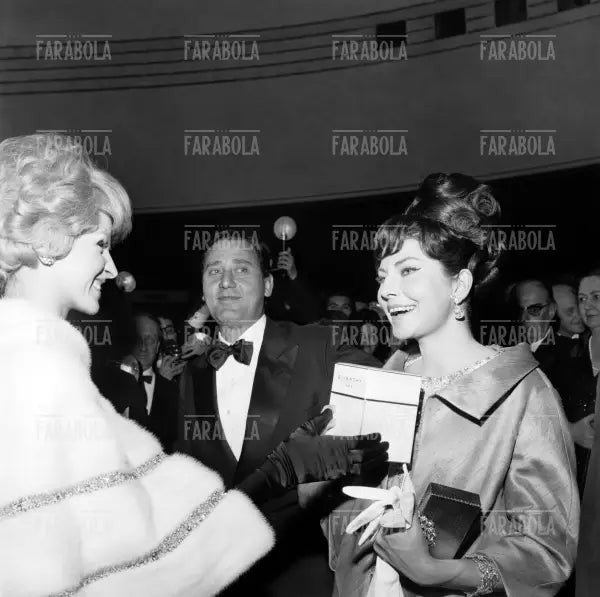 Alberto Sordi e la principessa Soraya, Milano, 1965 - Farabola Immagine digitale