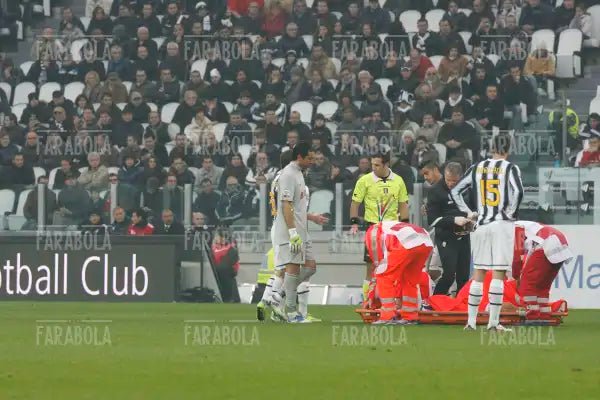 Alessandro Del Piero soccorso in campo, Juventus vs Cesena, 2011 - Farabola Immagine digitale