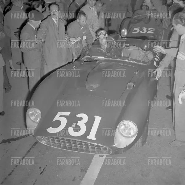 Alfonso de Portago ed Edmont Nelson su Ferrari 335 S., Mille Miglia, 1957 - Farabola Immagine digitale