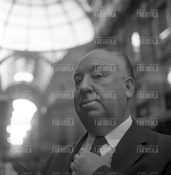 Alfred Hitchcock in Galleria Vittorio Emanuele II, Milano, 1960 - Farabola Immagine digitale