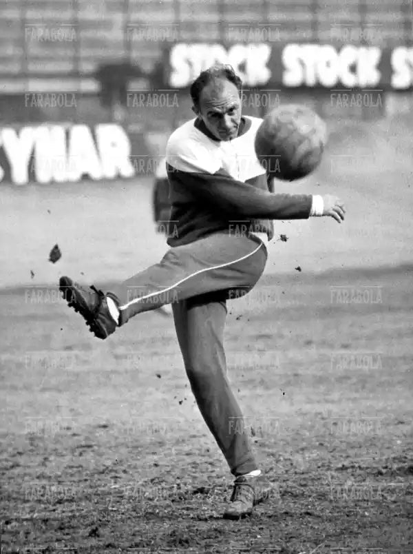 Alfredo Di Stefano si allena con il Real Madrid, Como, 1964 - Farabola Immagine digitale