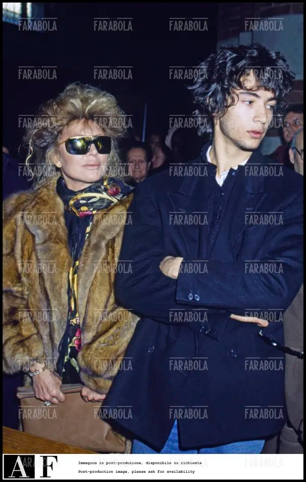 Alida Chelli con il figlio Simone ai funerali di Walter Chiari, 1991 - Farabola Immagine digitale