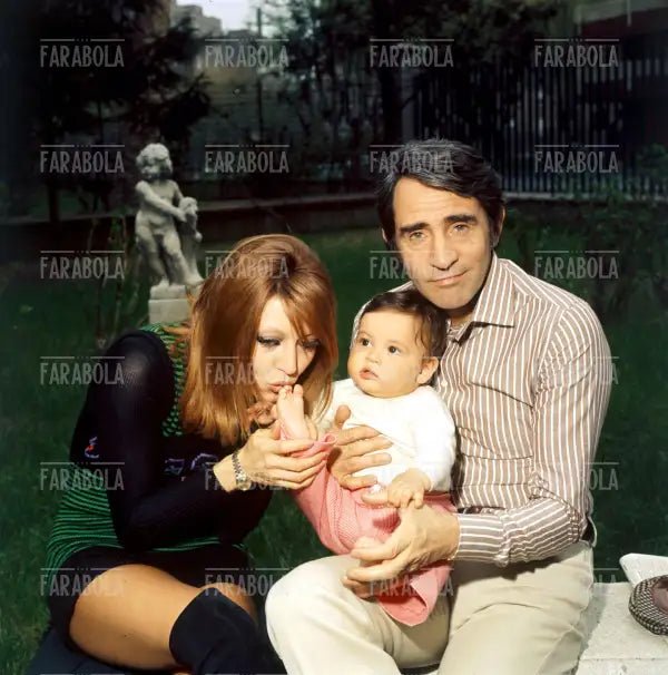 Alida Chelli, Walter Chiari e il figlio Simone, Milano, 1971 - Farabola Immagine digitale