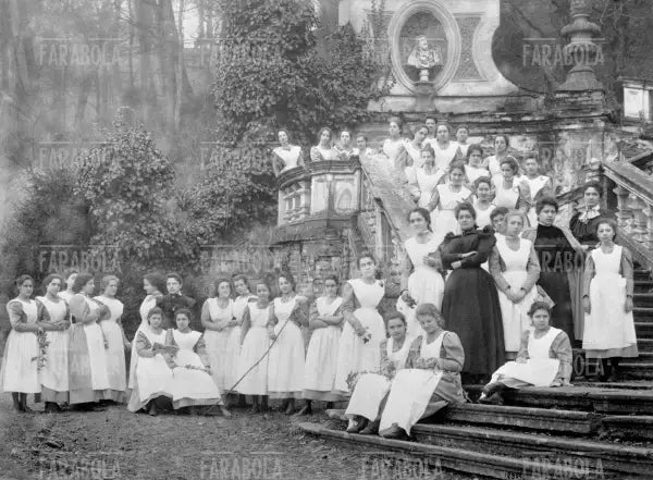 Allieve dell'Istituto Naionale per le figlie dei militari, Torino, 1898 - Farabola Immagine digitale