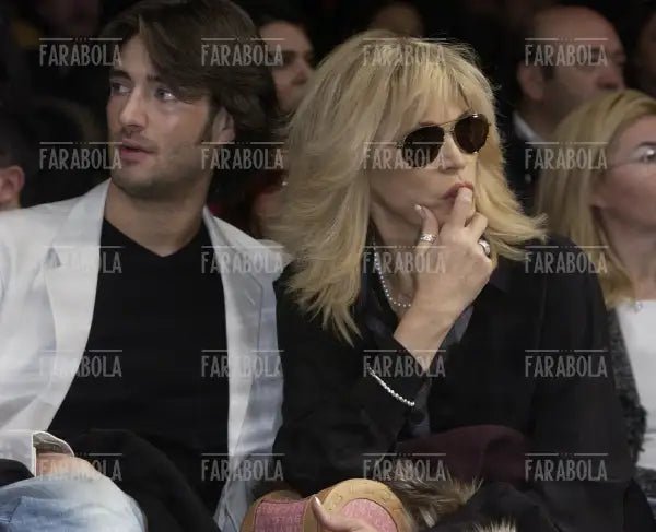 Amanda Lear con il compagno Manuel, sfilata di Gai Mattiolo, Milano, 2004 - Farabola Immagine digitale