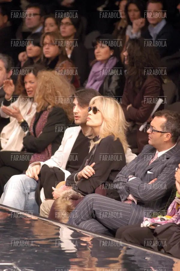 Amanda Lear con il compagno Manuel, sfilata di Gai Mattiolo, Milano, 2004 - Farabola Immagine digitale