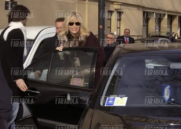 Amanda Lear con il compagno Manuel, sfilata di Gai Mattiolo, Milano, 2004 - Farabola Immagine digitale
