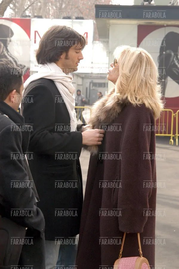 Amanda Lear con il compagno Manuel, sfilata di Gai Mattiolo, Milano, 2004 - Farabola Immagine digitale