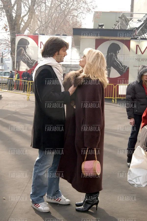 Amanda Lear con il compagno Manuel, sfilata di Gai Mattiolo, Milano, 2004 - Farabola Immagine digitale
