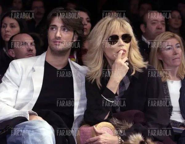 Amanda Lear con il compagno Manuel, sfilata di Gai Mattiolo, Milano, 2004 - Farabola Immagine digitale