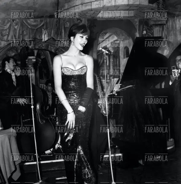 Amanda Lear si esibisce in un locale, Roma, anni 60 - Farabola Immagine digitale