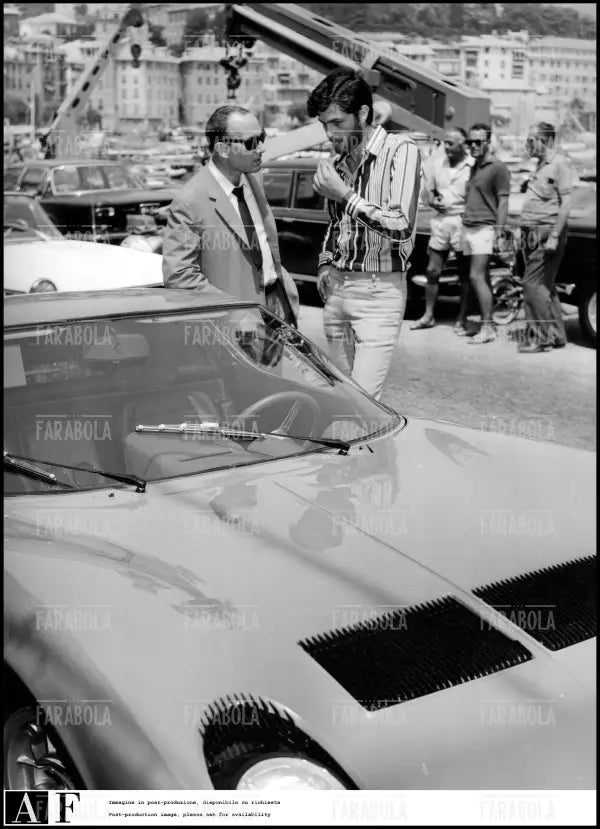 Andrea Giordana prova una Lamborghini Miura, Santa Margherita Ligure, 1967 - Farabola Immagine digitale