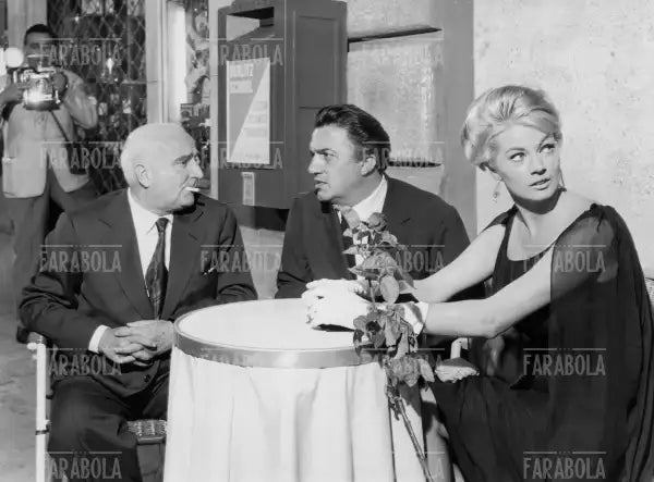 Angelo Rizzoli, Federico Fellini e Anita Ekberg sul set de La Dolce Vita, 1959 - Farabola Immagine digitale