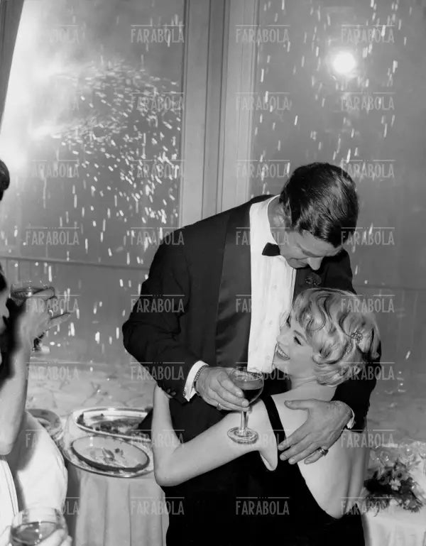 Anita Ekberg con il marito Anthony Steel, 1959 - Farabola Immagine digitale