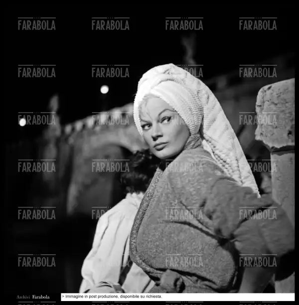 Anita Ekberg sul set del film Anonima Cocottes, 1960 - Farabola Immagine digitale