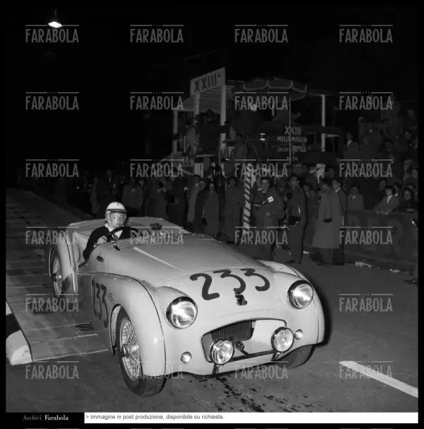Annie Bousquet su Triumph TR2, Mille Miglia, 1956 - Farabola Immagine digitale
