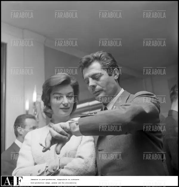 Anouk Aimée e Marcello Mastroianni, Milano, 1960 - Farabola Immagine digitale