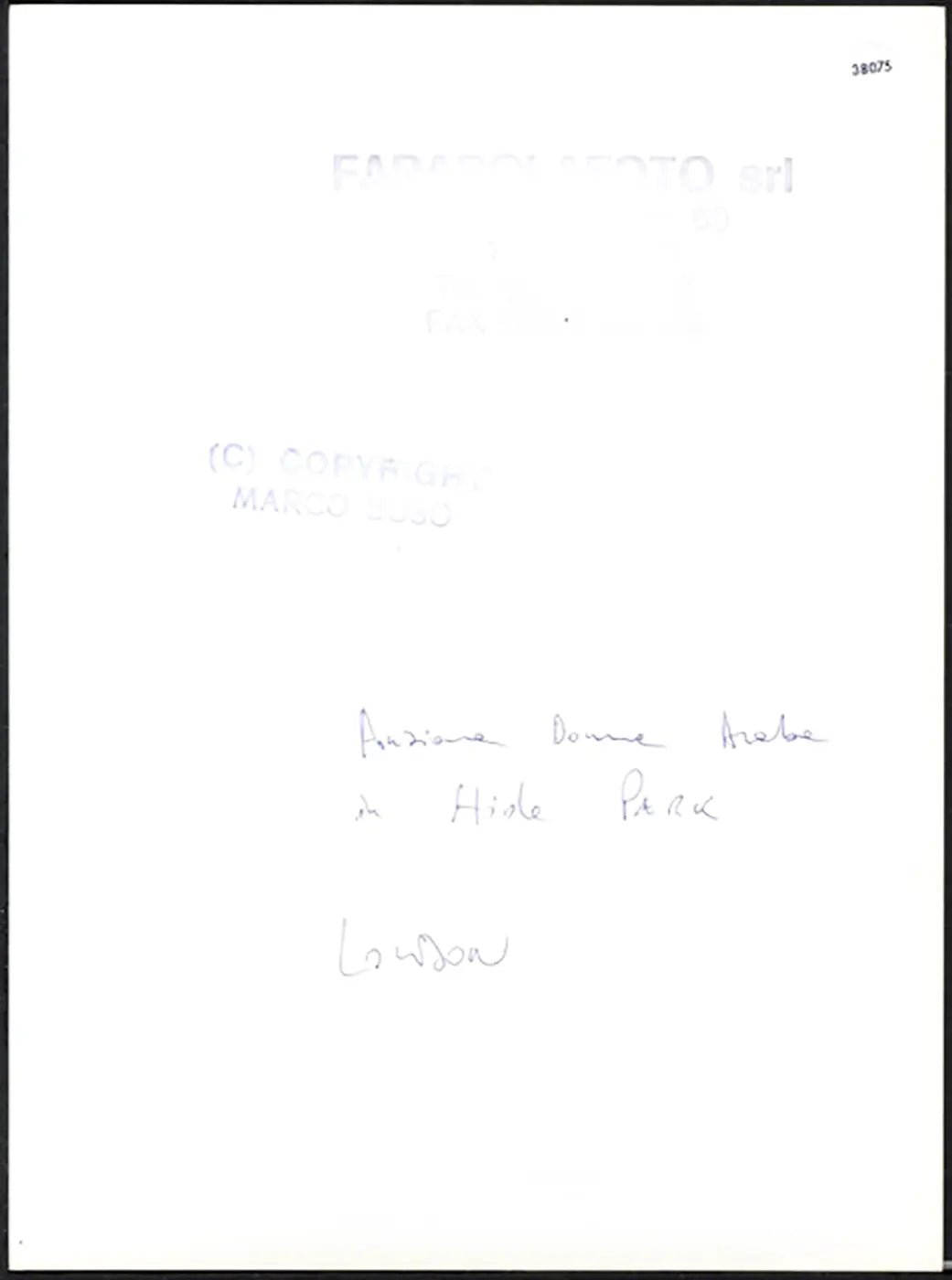 Anziana in Hyde Park Londra anni 90 Ft 38075 - Stampa 24x18 cm - Farabola Stampa ai sali d'argento