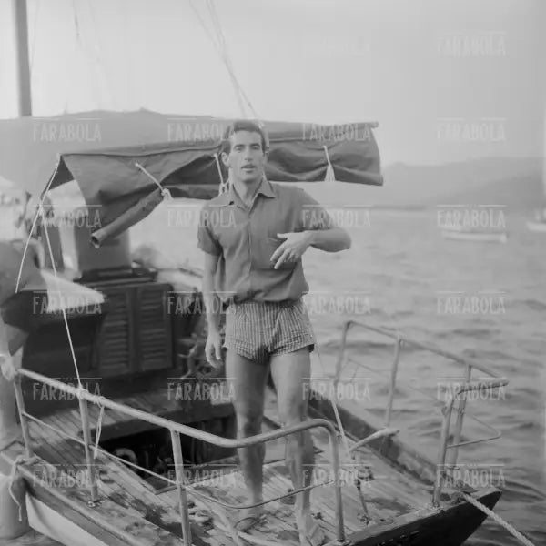 Armando Picchi sulla sua barca, Isola d'Elba, 1964 - Farabola Immagine digitale