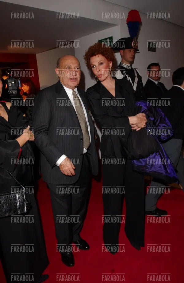 Arnaldo Pomodoro e Ornella Vanoni alla prima della Scala, Milano, 2003 - Farabola Immagine digitale