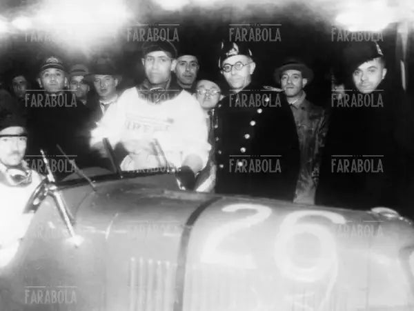 Arturo Marpicati dà il via alla Mille Miglia, 1934 - Farabola Immagine digitale