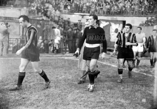 Attilio Giovannini, Giorgio Ghezzi e Istvan Nyers, Inter vs Legnano, 1951 - Farabola Immagine digitale