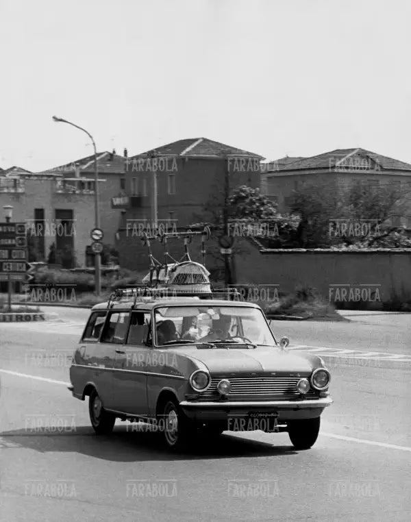 Auto in partenza per le vacanze, Milano, anni 60 - Farabola Immagine digitale
