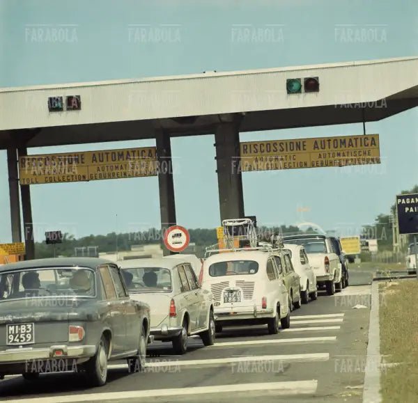 Automobili in coda al casello autostradale, Milano, 1970 - Farabola Immagine digitale
