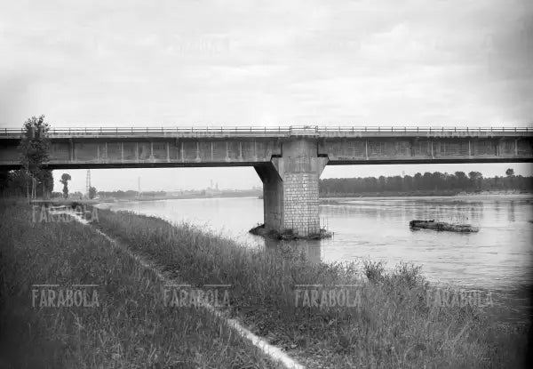 Autostrada del Sole, il Ponte sul Po, Piacenza, 1959 - Farabola Immagine digitale