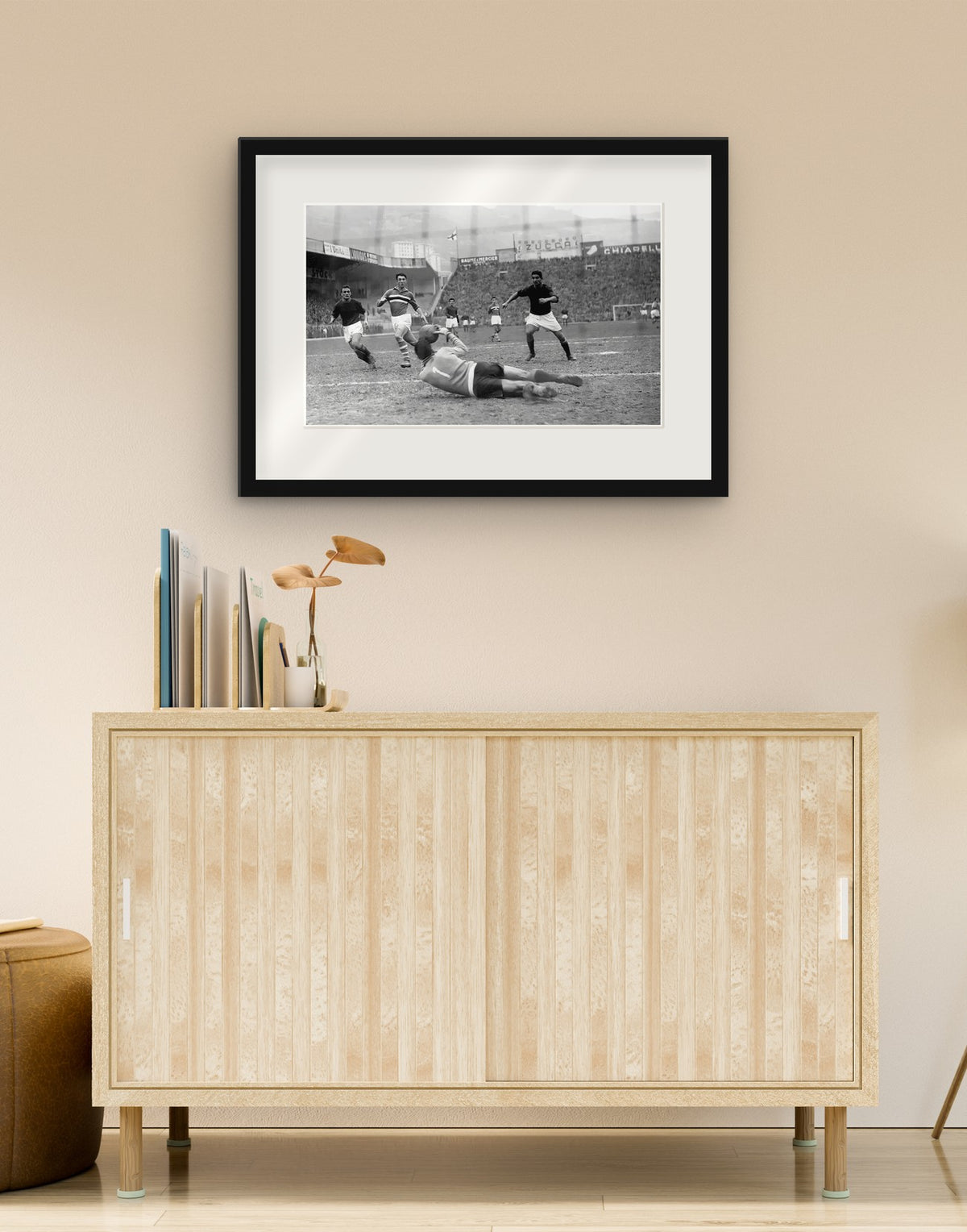 Fine-Art-Druck von „Firmani in Aktion, Sampdoria-Roma 1956“ mit schwarzem Rahmen und Passepartout, im Wohnzimmer über einer Anrichte aufgehängt