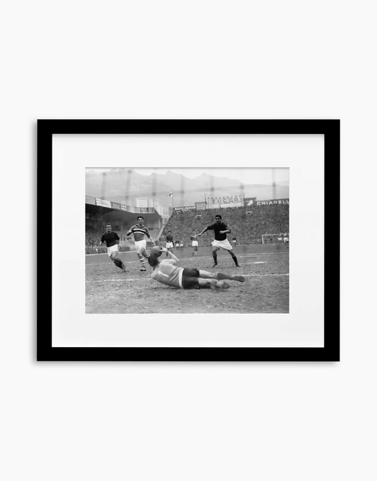 Azione di Firmani, Sampdoria-Roma 1956 — stampa fine art con cornice nera