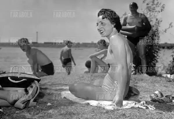 Bagnanti all'Idroscalo, Milano, anni 60 - Farabola Immagine digitale