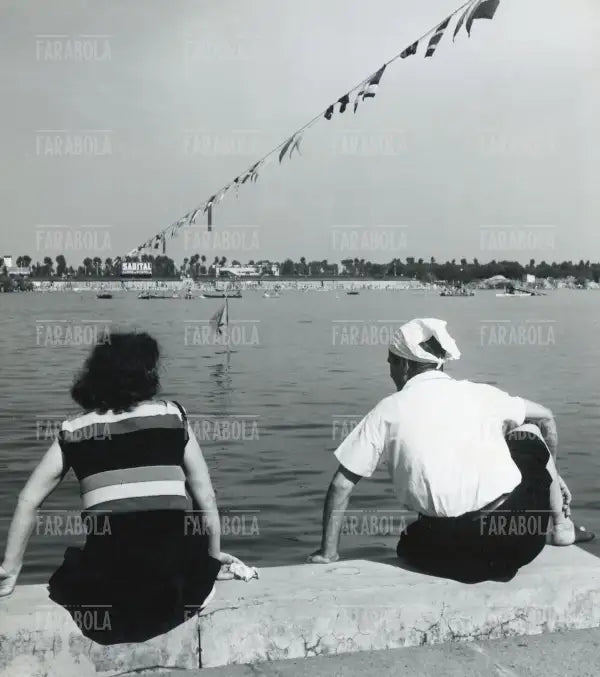 Bagnanti in spiaggia all'Idroscalo, Milano, anni 60 - Farabola Immagine digitale
