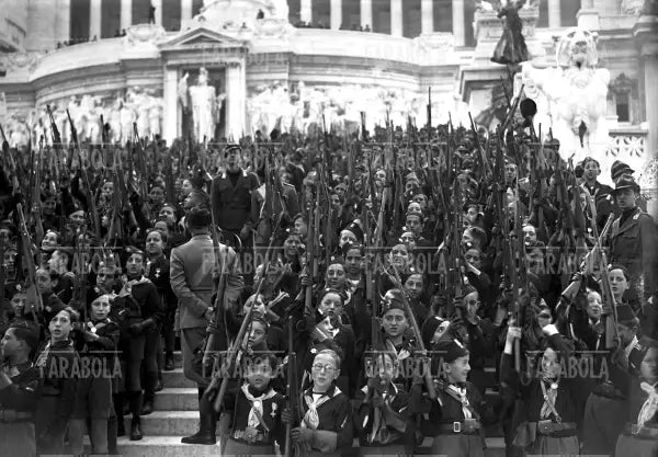 Balilla moschettieri all'adunata in piazza Venezia, Roma, 1935 - Farabola Immagine digitale